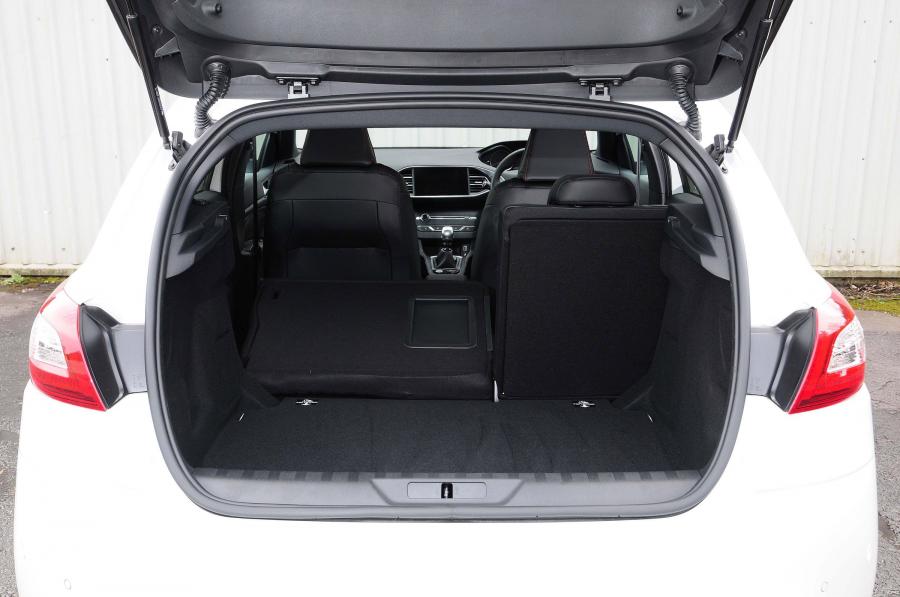  Peugeot 308 GT 2015 года  (UK) (фото 7 из 8)